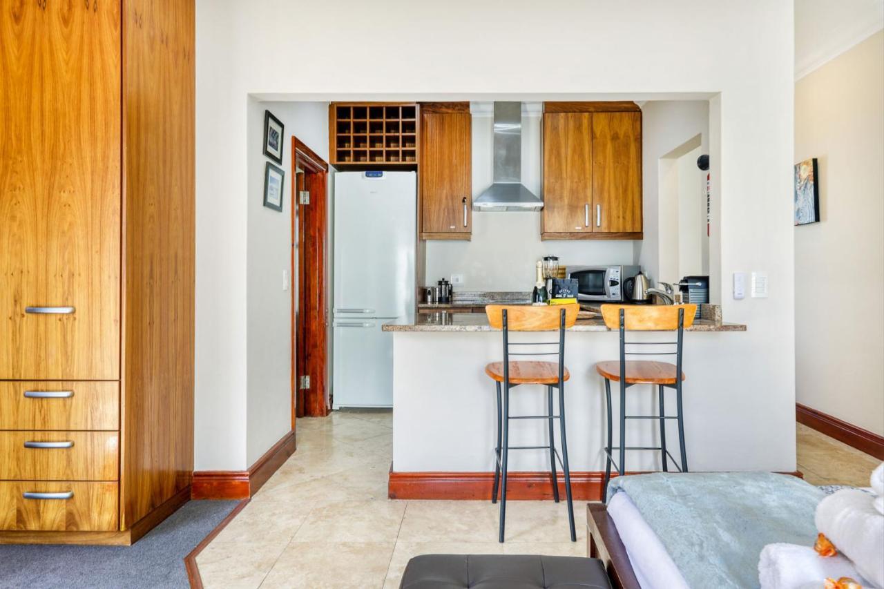 Backup-Powered Camps Bay Garden Apartment Cape Town Exterior photo